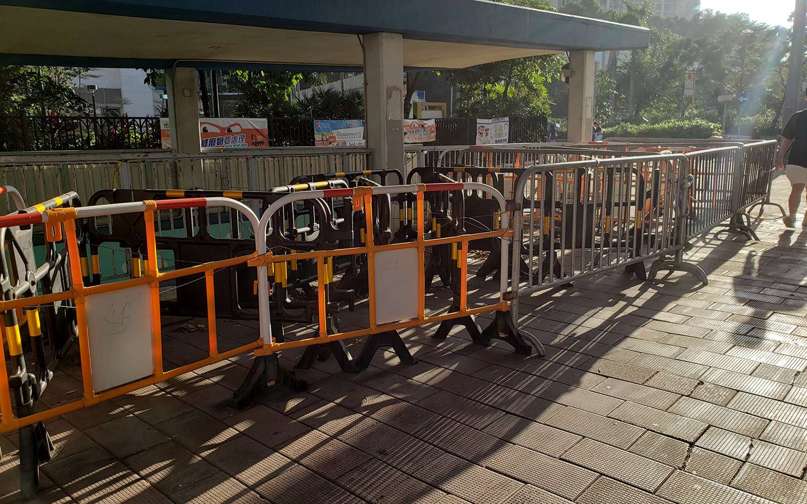 Crowd control barriers tied together as a homeless deterrent on Cherry Street, Tai Kok Tsui 大角咀櫻桃街為阻嚇無家者而被綁在一起的「膠馬」