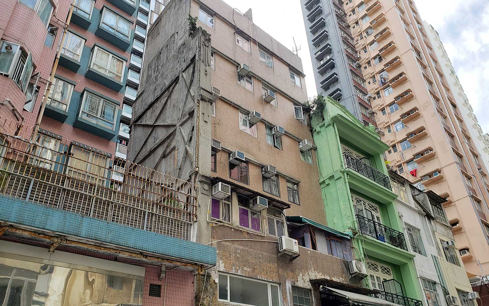 Exposed party wall revealing the shape of the former tong lau. 曝露在外的共用牆揭示出上一代唐樓的形狀