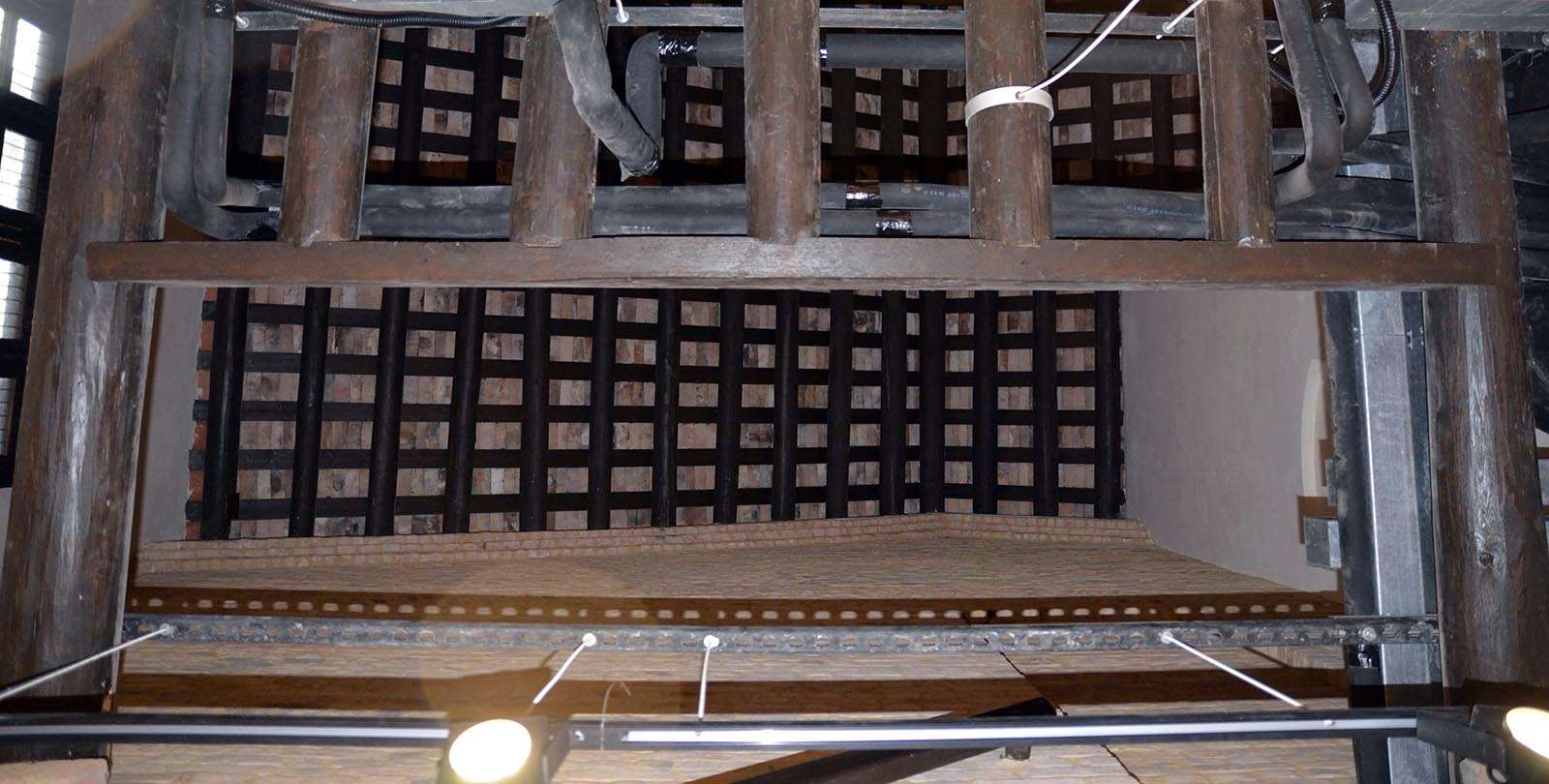 Wooden roof beams in 9-12 Yu Lok Lane, preserved as a mini-museum by the URA 餘樂里9-12號的屋頂木樑，市建局將其保育成小型博物館