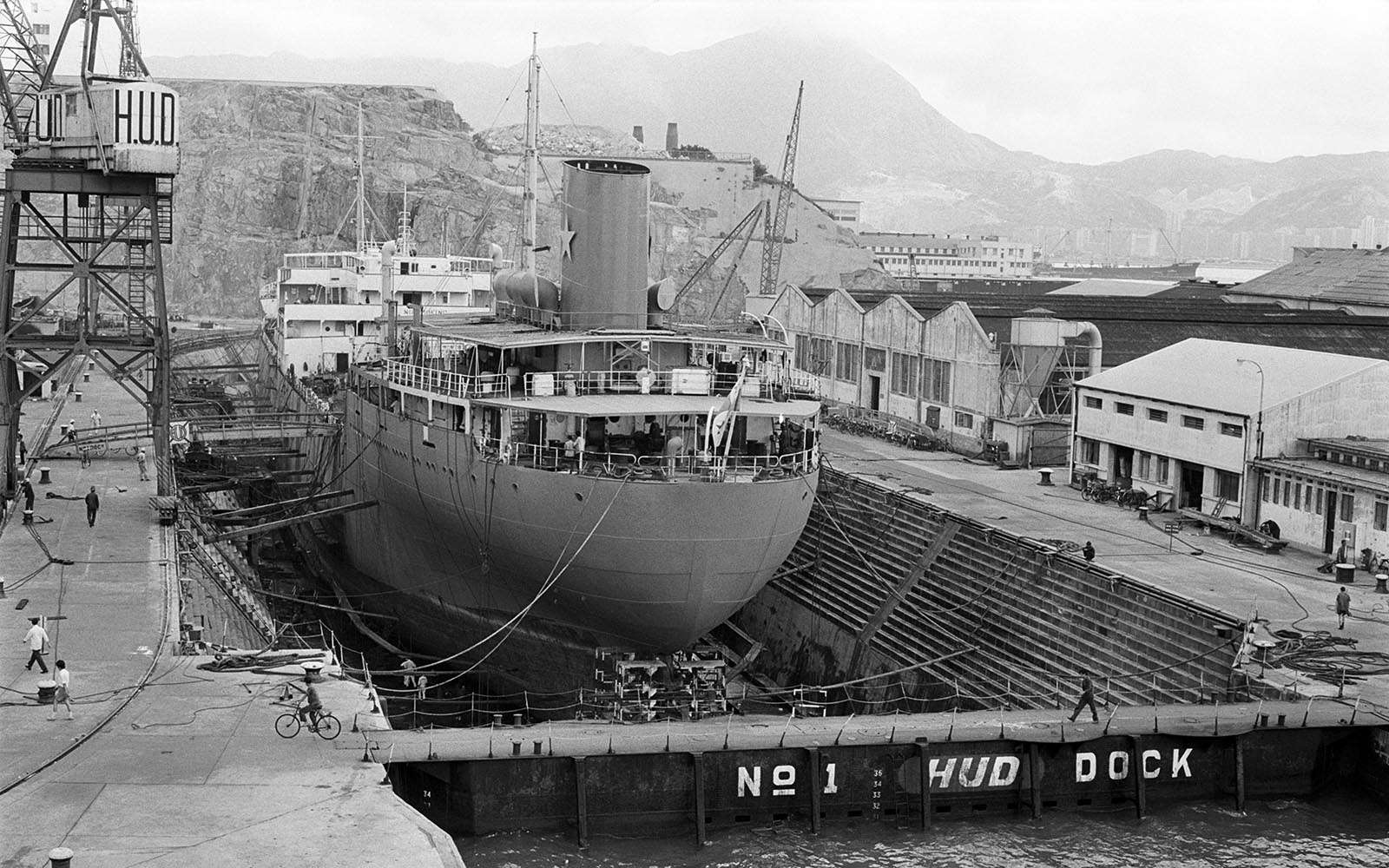 Cliffs visible behind the Hong Kong and Whampoa Dock, c. 1970s. 1970年代，黃埔船塢後仍有山崖的蹤影。