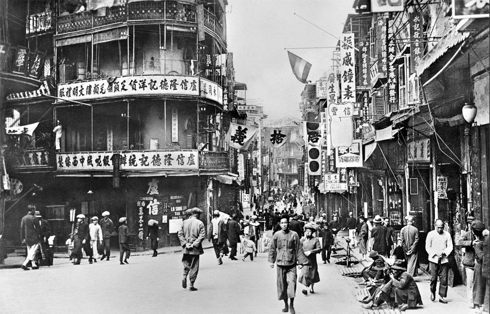 Bonham Strand at the intersection of Jervois Street in the 1920s. 1920年代文咸東街與蘇杭街交界。