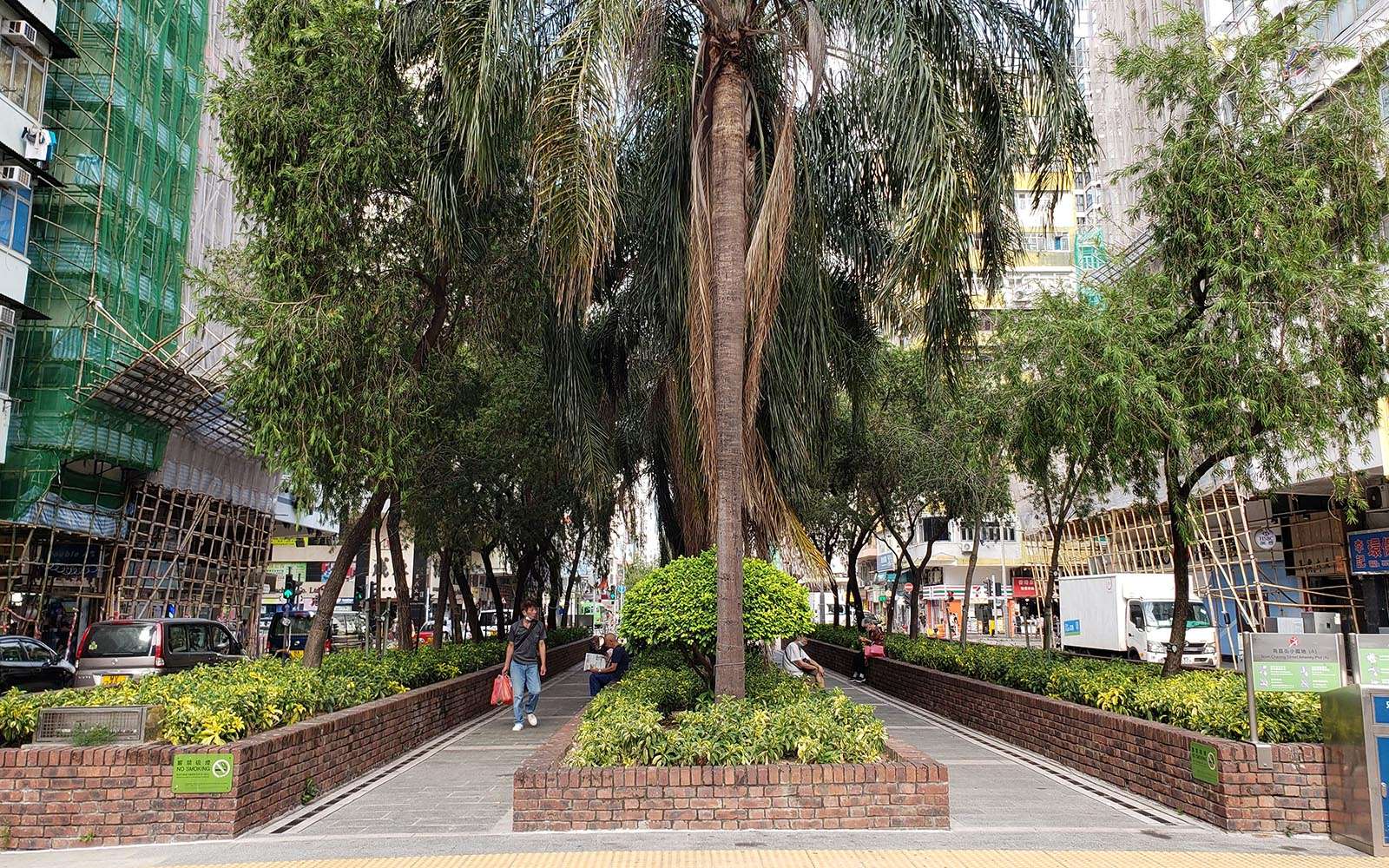 Sitting-out area on Nam Cheong Street built on top of a covered nullah. 建在一條暗渠上的南昌街休憩區。