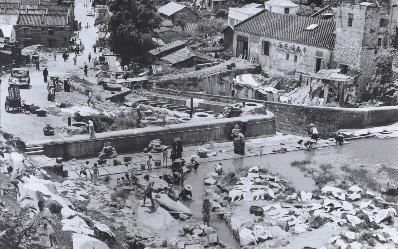 Laundry in Tai Hang nullah, 1949. 1949年大坑明渠的洗衣場