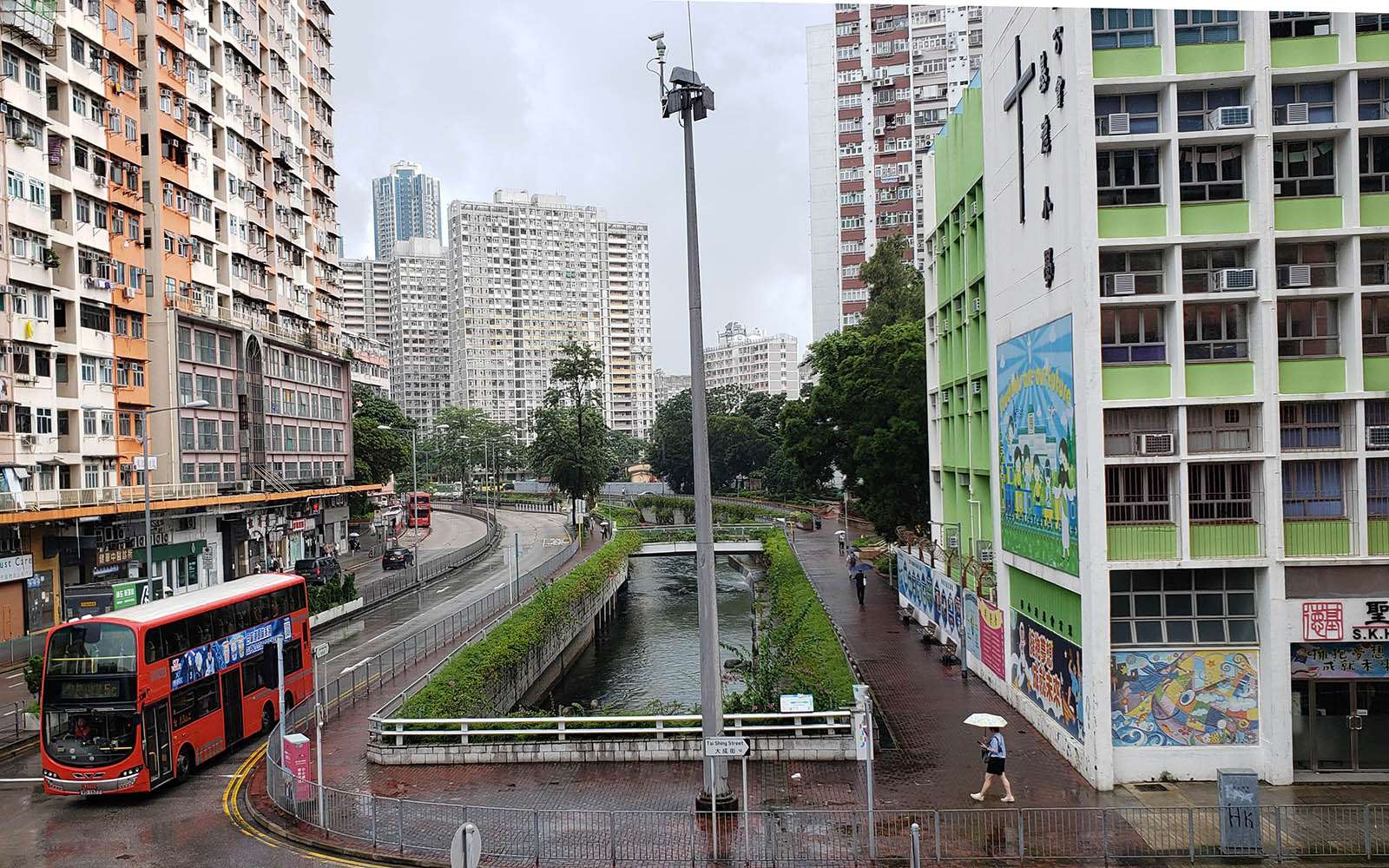 The Kai Tak River is a steep-sided channel in a cramped urban environment. 啟德河是一條兩側陡峭的河道，躋身於狹窄的都市環境中。