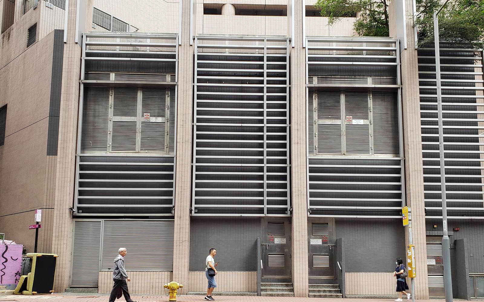 Twin double doors at 268 Queen’s Road Central. 皇后大道中268號的一對雙扇門。