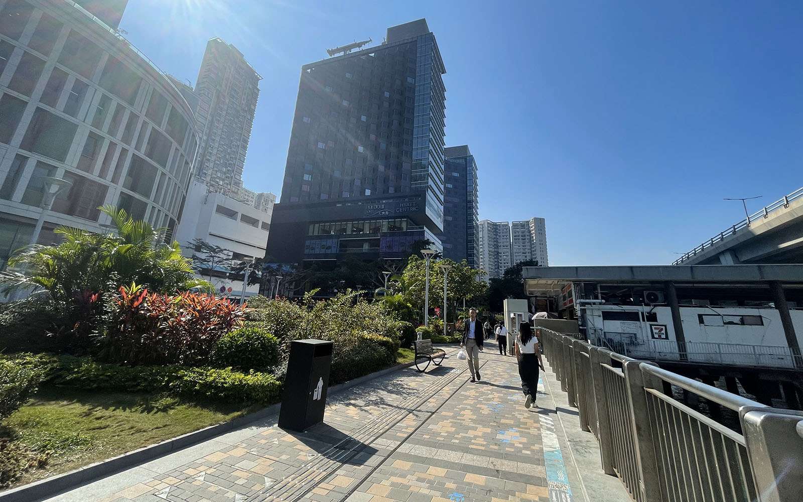 The present day 20m wide landscaped promenade in front of the former North Point Estate 舊北角邨被新鴻基地產重建為私人住宅，並加建了20米寬的海濱長廊。