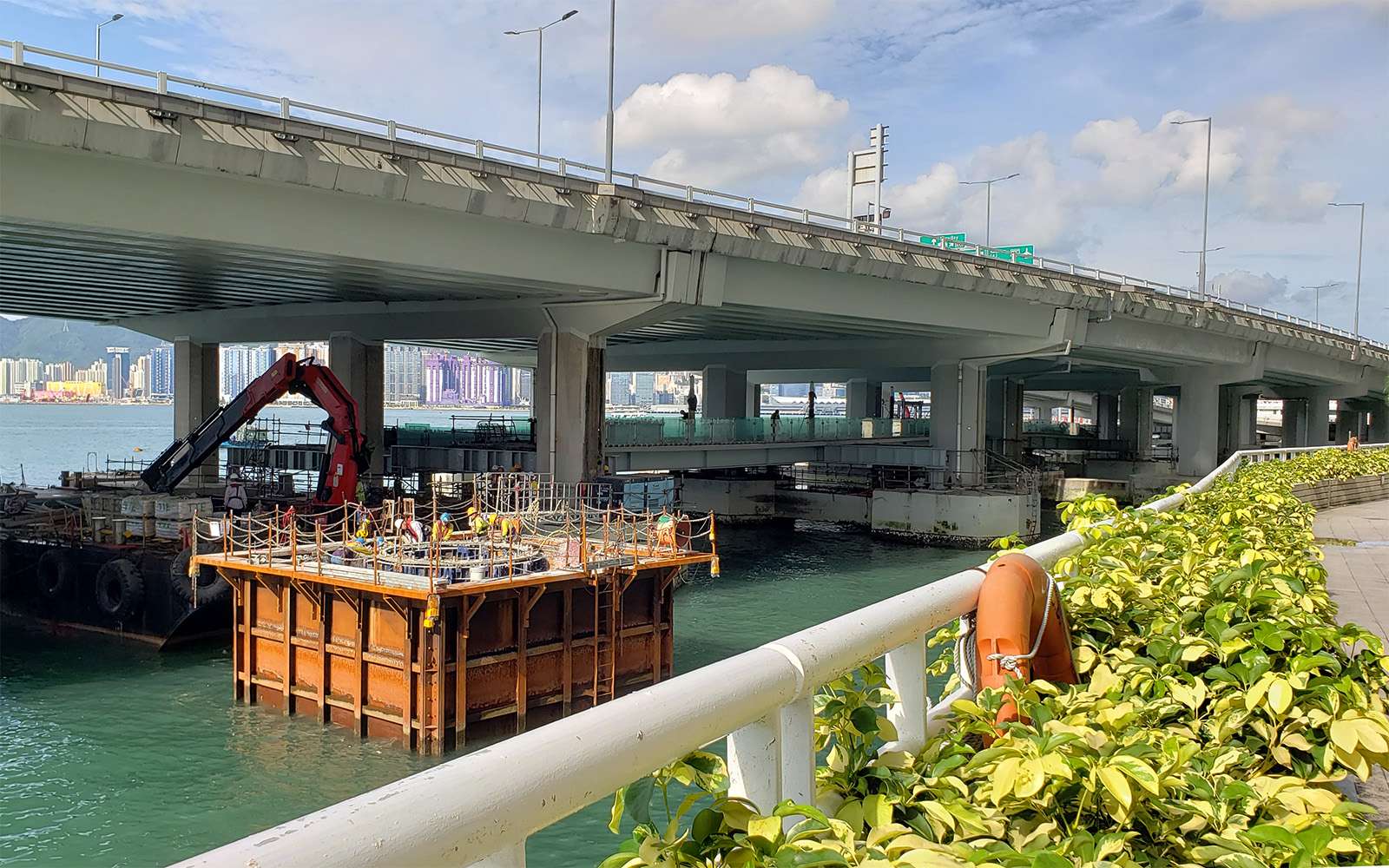 The boardwalk under construction 正在興建的行人板道